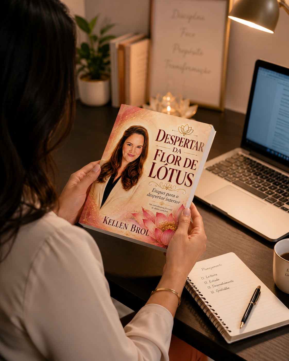 Mulher lendo Despertar da Flor de Lótus em sua escrivaninha